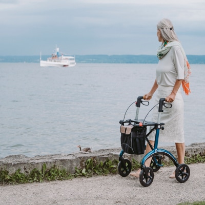 Wandelen met een rollator of rolstoel