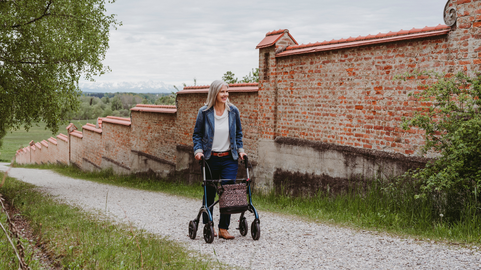 Wandelen met een rollator of rolstoel