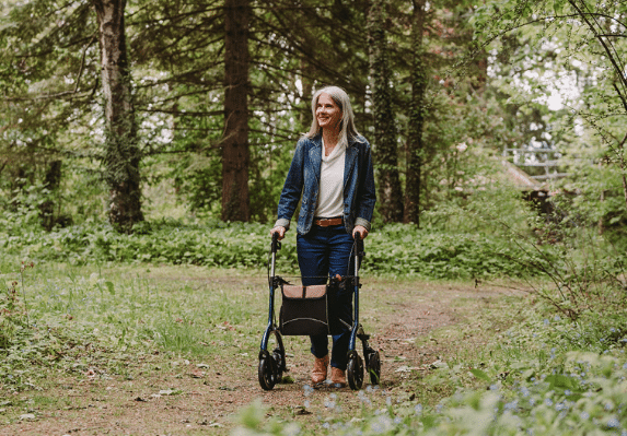 Wandelen met een rollator of rolstoel