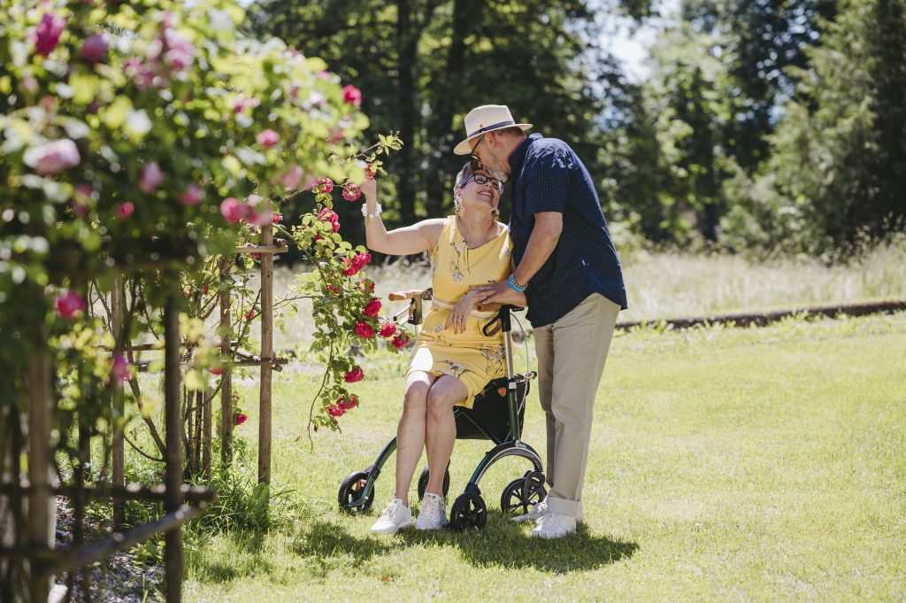 Saljol Carbon Rollator in het bloemen park