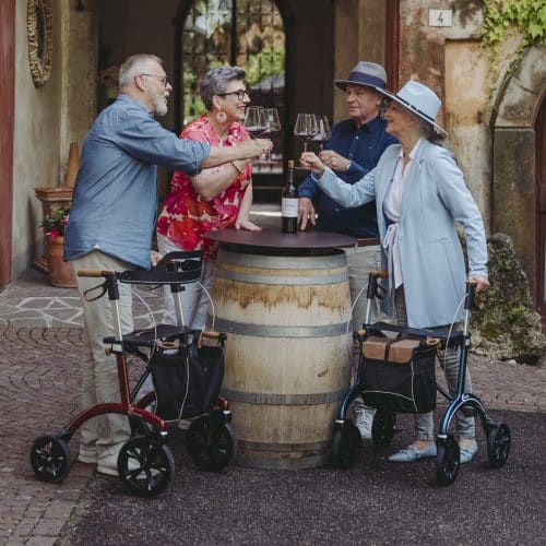 Senioren gebruiken terreinrollator in de zomer